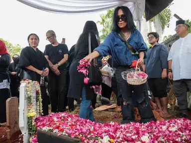 Penyanyi rock senior Atiek CB menghadiri prosesi pemakaman musisi sekaligus pelatih vokal ternama Indonesia, Doddy Katamsi, di TPU Komplek Hankam Pangkalan Jati, Pondok Labu, Jakarta Selatan, Jumat (16/10/2026). Atiek tampak berduka atas kepergian sahabatnya yang dikenal sebagai mantan vokalis band rock legendaris Elpamas. Ia mengenang Doddy sebagai salah satu pelatih vokal terbaik (the best vocal coach) yang memiliki energi luar biasa serta semangat bermusik tinggi hingga akhir hayatnya. Prosesi pemakaman berlangsung khidmat dan penuh haru. Putri almarhum, Chika Katamsi, tak kuasa menahan tangis saat jenazah sang ayah dimasukkan ke liang lahat hingga harus dibopong oleh kerabat.