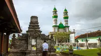 Situs Rato Ebu (kanan) dan Masjid Madegan (kiri) di Kabupaten Sampang, Provinsi Jawa Timur. (dok. disporabudpar.sampangkab.go.id)