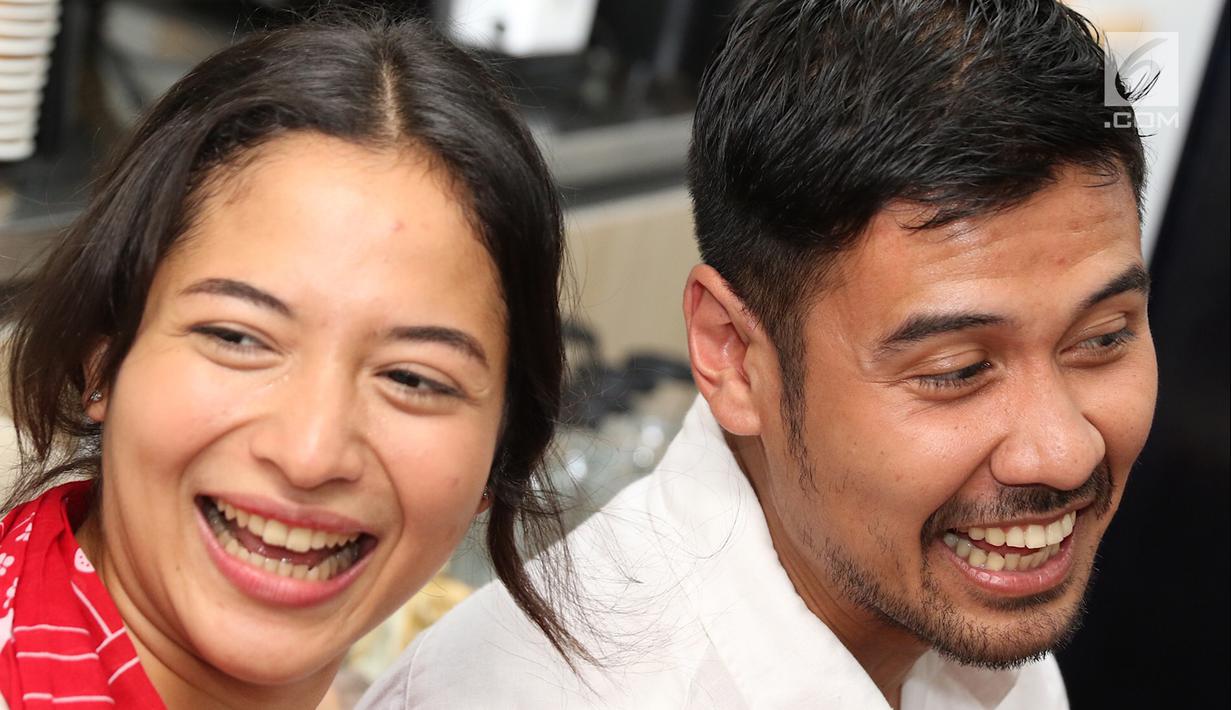 Tawa pasangan selebritis Chicco Jerikho dan Putri Marino saat menjawab pertanyaan wartawan di Jakarta, Kamis (8/3). Sejak awal pacaran, keduanya sudah berkomitmen untuk membawa hubungan tersebut ke jenjang serius. (Liputan6.com/Immanuel Antonius)