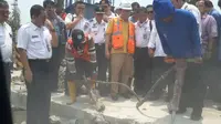 Menteri Koordinator Bidang Kemaritiman, Rizal Ramli geram melihat jalur kereta di Pelabuhan Tanjung Priok Jakarta, ditutup (Foto: Pebrianto Eko/Liputan6.com).