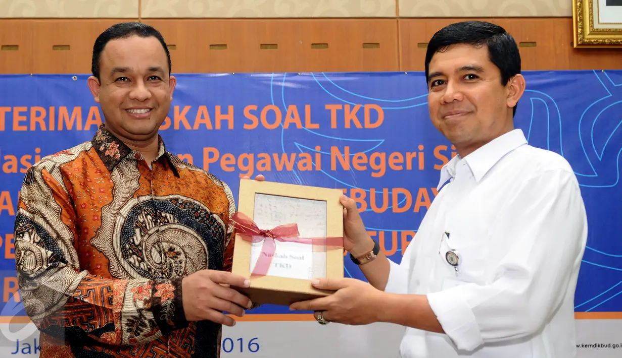 Mendikbud, Anies Baswedan (kiri) menyerahkan naskah Tes Kompetensi Dasar CPNS tahun 2016 kepada Menpan-RB, Yuddy Chrisnandi di Kemendikbud, Jakarta, Rabu (20/1/2016). Naskah soal TKD yang telah disusun sebanyak 18.820. (Liputan6.com/Helmi Fithriansyah)