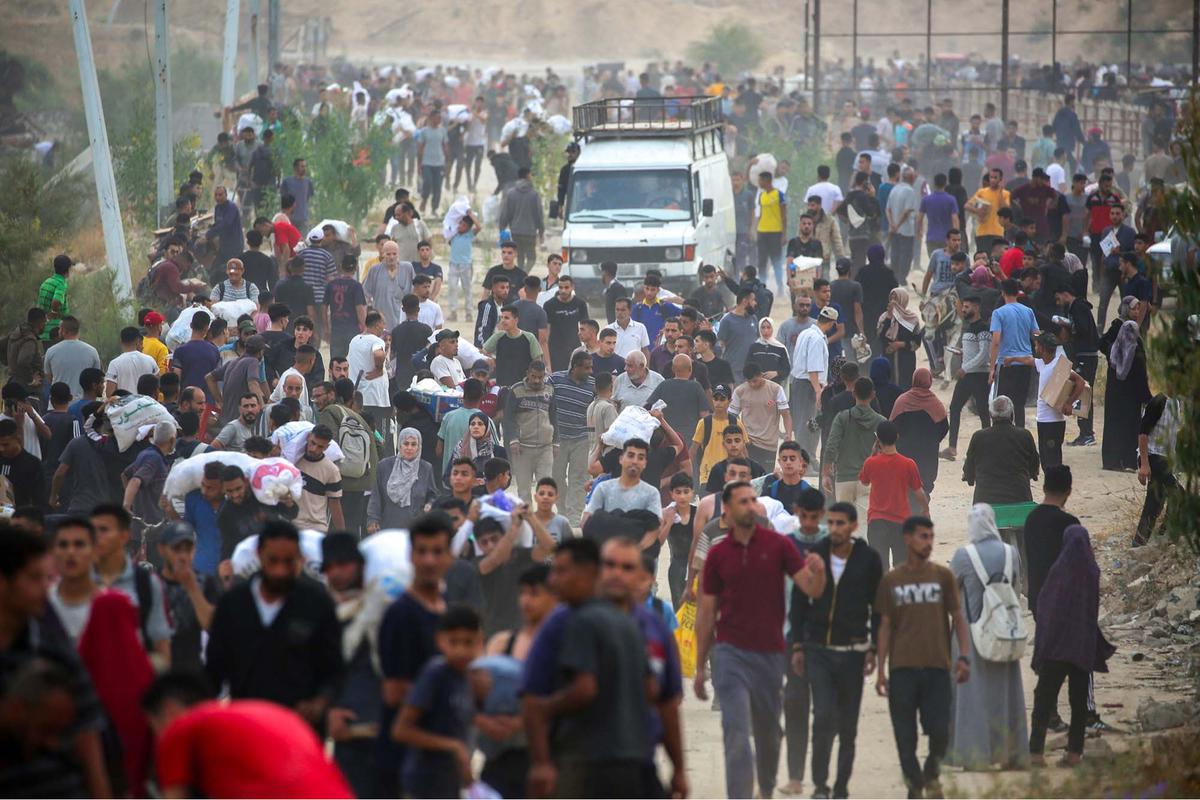 FOTO: Ribuan Warga Gaza Mengambil Paket Bantuan Bahan Makanan