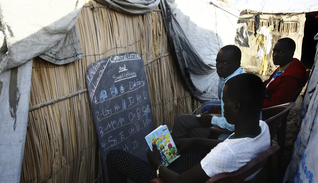 Para pengungsi Sudan Selatan mengikuti pelajaran membaca di kamp UNHCR al-Algaya di negara bagian Nil Putih Sudan, selatan Khartoum, (17/5). Tahun ini Lebih dari 95.000 orang Sudan Selatan telah mengungsi. (AFP Photo/Ashraf Shazly)