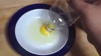 Cara Unik Pisahkan Kuning Telur Pakai Botol