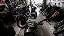 Sejumlah sepeda motor rakitan di Classic Batavia Garage, Jakarta Selatan, Selasa (22/6/2021). Pandemi covid-19, bengkel Classic Batavia Garage kebanjiran jasa service dan modifikasi motor-motor sesuai dengan pesanan pelanggan. (Liputan6.com/Johan Tallo)