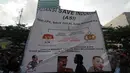 Di depan gedung KPK, Jakarta, massa dari Aliansi Save Indonesia meminta KPK dan Polri bersama-sama memberantas korupsi untuk menjadikan Indonesia yang lebih baik, Jumat (6/2/2015). (Liputan6.com/Herman Zakharia)