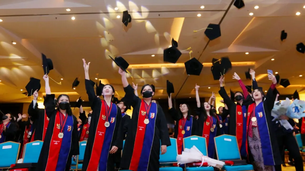 Wisudawan Podomoro university melakukan selebrasi usai acara wisuda. (Istimewa)