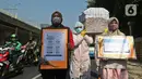 Petugas gabungan dari Kecamatan Cilandak dan Polsek Cilandak mengarak instalasi peti mati jenazah Covid-19 di kantor kecamatan Cilandak, Jakarta, Jumat (28/8/2020). Sosialisasi tersebut dilakukan untuk memberikan peringatan akan bahaya penularan virus Covid-19. (Liputan6.com/Herman Zakharia)