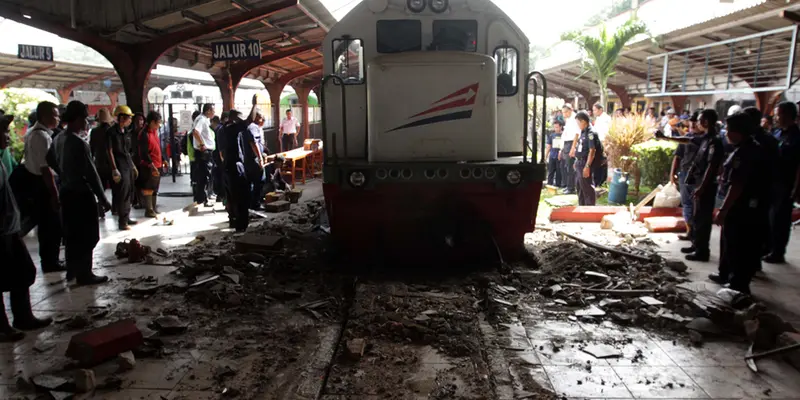 'Bangkai' Kereta Seruduk Peron Stasiun Kota