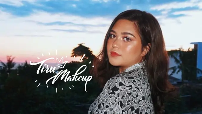 Tiru Makeup: Blue Smokey Eyes, Riasan Mata Nyentrik ala Sarah Ayu