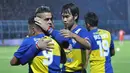 Cristian Gonzales dipeluk oleh Samsul Arif seusai mencetak gol ke gawang Persija. (Liga Indonesia)