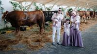 Juragan 99 dan Shandy Purnamasari rayakan Idul Adha 1446 Hijriah dengan memberikan hewan kurban 28 sapi. Mereka ulas pengorbanan dan keikhlasan. (Foto: Dok. Instagram @juragan_99)