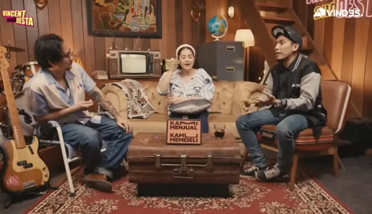 Meski dipuji wangi, Nagita mengaku tidak pernah mandi saat siaran pagi. Ibunda Cipung itu lebih memilih banyak menggunakan parfum.  "Karena gua gak mandi kalau pagi itu," kata Nagita. [Youtube/VINDES]