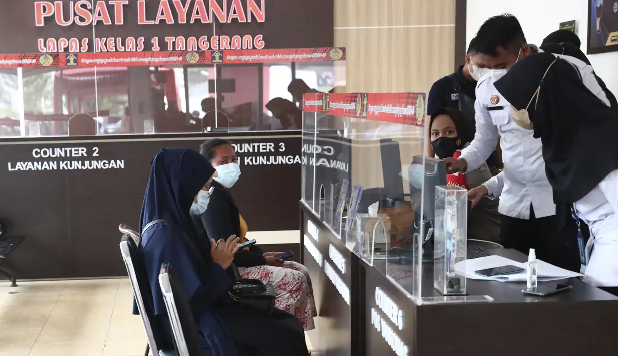Anggota keluarga korban melaporkan diri di meja pendaftaran pengunjung di Lapas Kelas I Tangerang, Banten, Rabu (8/9/2021). Sebanyak 41 orang meninggal dunia akibat kebakaran yang terjadi di Lembaga Pemasyarakatan (Lapas) Kelas 1 Tangerang pada Rabu dini hari. (AP Photo/Tatan Syuflana)