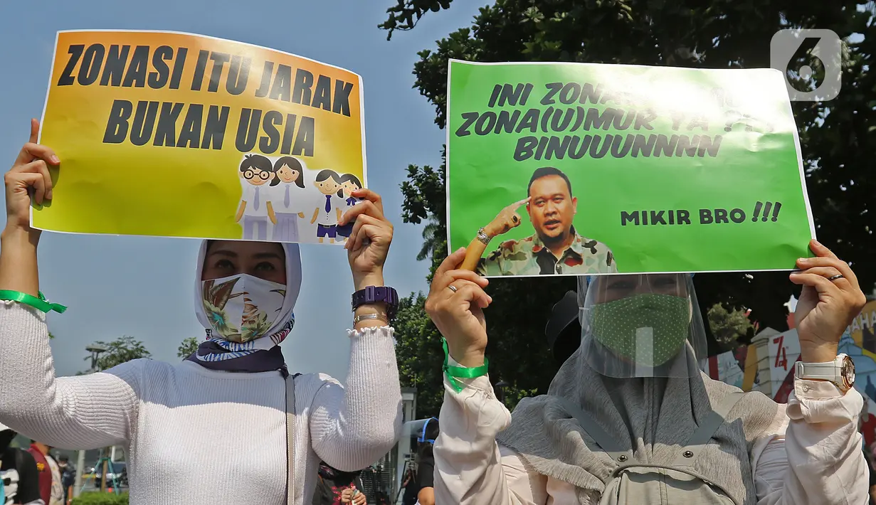 Sejumlah orang tua murid membawa poster dalam demonstrasi di depan Kementerian Pendidikan dan Kebudayaan, Jakarta, Senin (29/6/2020). Mereka memprotes sistem Penerimaan Peserta Didik Baru (PPDB) DKI Jakarta yang seleksi penerimaannya berdasarkan usia. (Liputan6.com/Herman Zakharia)