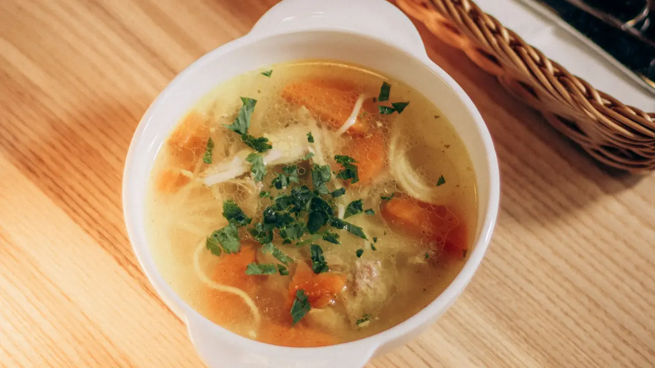 Hidangan Sup Mie Ayam Mudah dan Praktis Disajikan