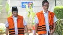 Tersangka kasus suap fasilitas mewah, eks Kalapas Sukamiskin Wahid Husein dan tersangka kasus suap proyek infrastruktur, Bupati Lampung Selatan nonaktif Zainudin Hasan (kiri) tiba untuk pemeriksaan di Gedung KPK, Selasa (9/10). (Merdeka.com/Dwi Narwoko)