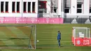 Pelatih Bayern Munchen Hansi Flick memimpin sesi latihan di fasilitas pelatihan FC Bayern München, di Munich, Senin (6/4/2020). Ini menjadi latihan perdana Bayern Munchen setelah kompetisi Bundesliga Jerman 2019-2020 ditangguhkan akibat merebaknya pandemi virus corona. (Christof STACHE/AFP)