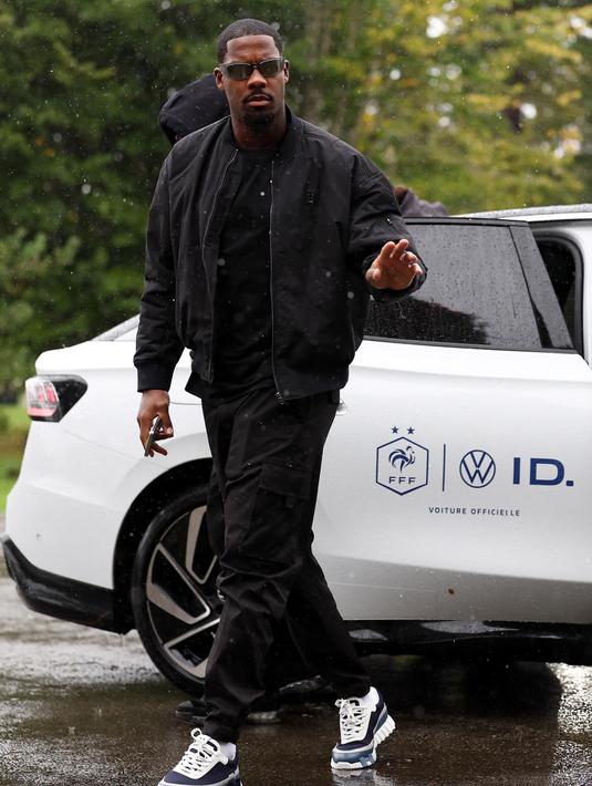 Kiper timnas sepak bola Prancis, Mike Maignan, tiba untuk mengambil bagian dalam persiapan tim untuk pertandingan kualifikasi UEFA Nations League mendatang di Clairefontaine-en-Yvelines pada 7 Oktober 2024. (FRANCK FIFE/AFP)