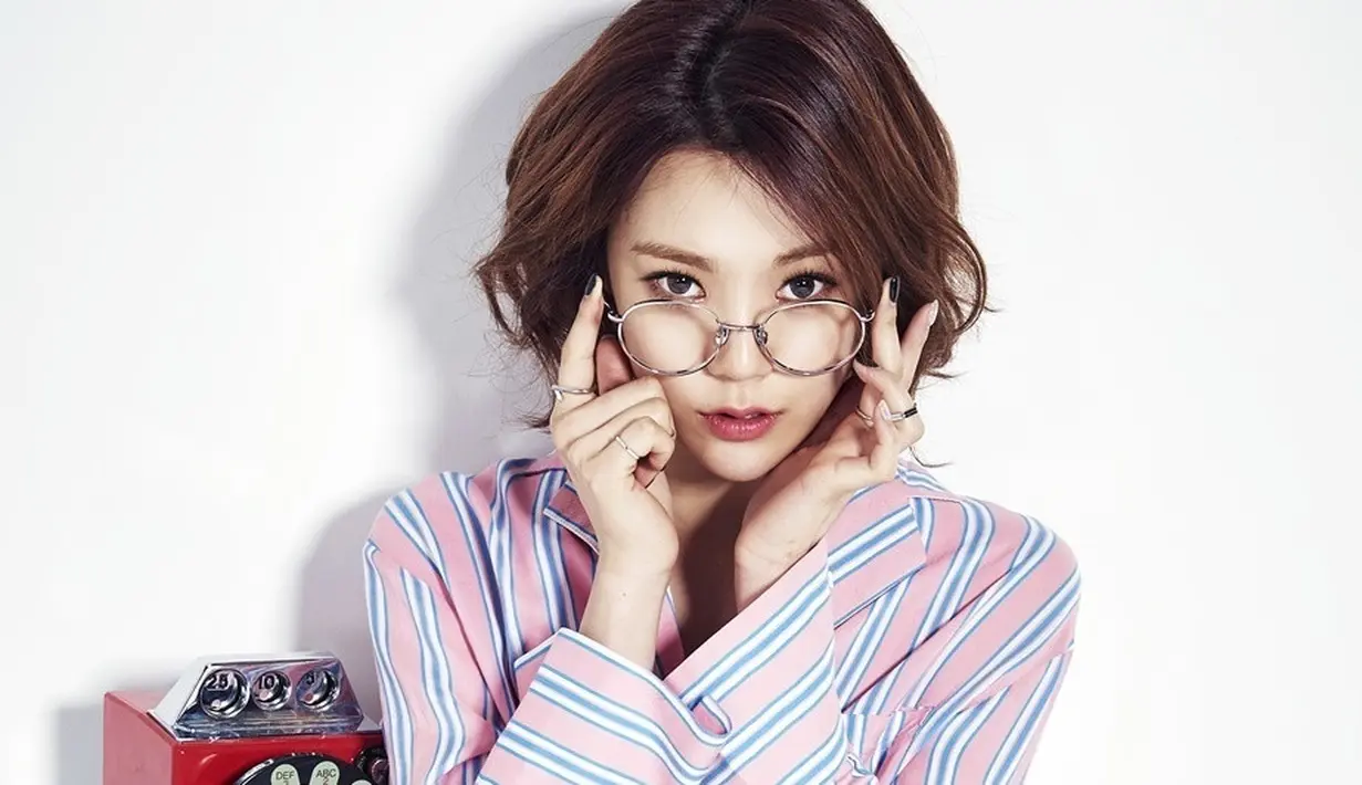 "Jujur saja, aku sudah berpikir panjang sebelum mengganti nama panggungku dari Lizzy menjadi Park Soon Ah," ujarnya. (Allkpop)