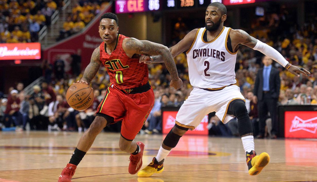 Atlanta Hawks guard, Jeff Teague (0) menggiring bola saat dihadang Cleveland Cavaliers guard, Kyrie Irving (2) pada partai kedua semifinal Wilayah Timur NBA, di Quicken Loans Arena, Kamis (5/5/2016) WIB.  (Reuters/Ken Blaze-USA TODAY Sports)
