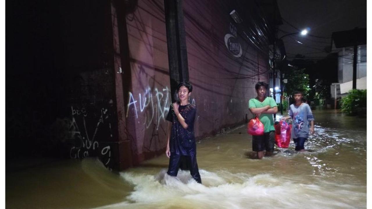 Permukiman Warga RW 04 Cipinang Melayu Terendam Banjir Hingga 120 CM