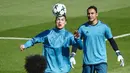 Striker Real Madrid, Cristiano Ronaldo, mengontrol bola dengan kepala saat sesi latihan jelang laga Liga Champions di Madrid, Selasa (12/9/2017). Real Madrid akan berhadapan dengan  Apoel FC. (AFP/Pierre-Philippe Marcou)