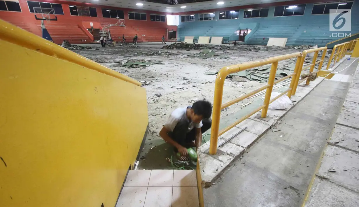 Pekerja mengerjakan renovasi GOR Soemantri Brodjonegoro di Jakarta, Selasa (14/11). Pemprov DKI Jakarta merenovasi 10 GOR untuk mendukung pelaksanaan Asian Games 2018. Proyek renovasi ini ditargetkan selesai pada Mei 2018. (Liputan6.com/Immanuel Antonius)