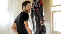Dalam foto baru Ant-Man, Paul Rudd terlihat sedang berdiri di depan kostum Ant-Man yang tengah dijemur.