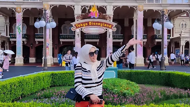 Potret Syahrini Liburan Bareng Ponakan ke Disneyland Tokyo Ini Seru Banget