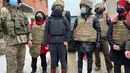 Menteri Luar Negeri Jerman Annalena Baerbock (tengah) mengunjungi Shyrokyne di Wilayah Donetsk, Ukraina (8/2/2022). Menurut kantor berita Jerman DPA, tidak ada kekerasan yang terjadi selama kunjungan Annalena Baerbock. (Handout/Ukrainian Foreign Ministry press-service/AFP)