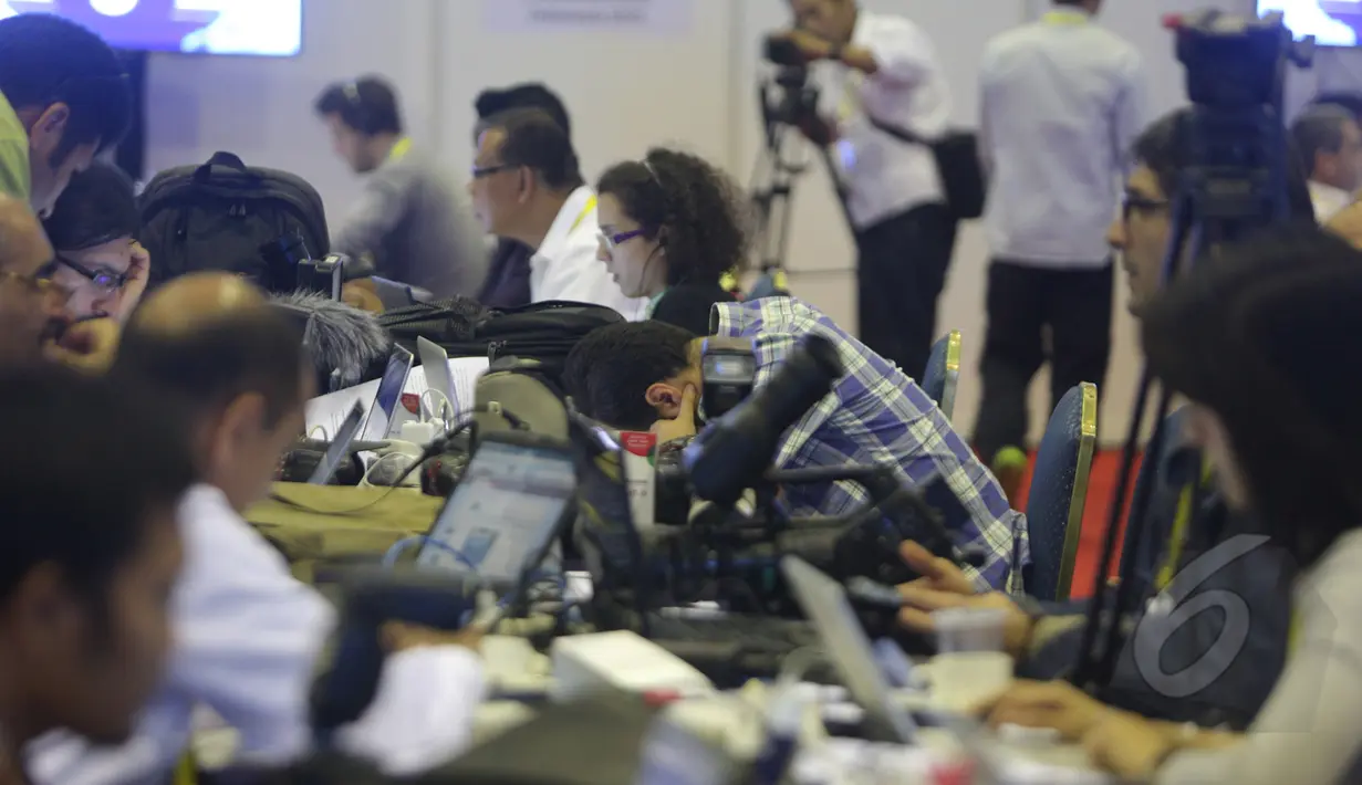 Padatnya jadwal KAA membuat sejumlah jurnalis beristirahat sejenak di area Media Center, JCC Jakarta, Rabu (22/4/2015). (Liputan6.com/Herman Zakharia)