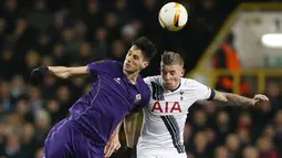 Bek Tottenham, Toby Alderweireld  (kanan) berebut bola udara dengan Nikola Kalinic di leg kedua babak 32 besar Liga Europa di White Hart Lane, London, Inggris (26/2). Tottenham menang atas Fiorentina dengan skor 3-0. (Reuters/Matius Childs)