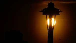 Nekat Lompat dari Menara Ikonik Seattle, Dua Pria Jadi Buronan