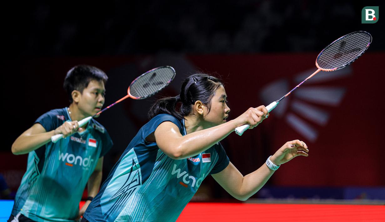 Pebulu tangkis ganda putri Indonesia, Amallia Cahaya Pratiwi/Siti Fadia Silva Ramadhanti bersiap menerima servis dari pasangan Korea Selatan, Baek Ha Na/Lee So Hee dalam laga 32 besar Indonesia Open 2026 di Istora, Kompleks Stadion Utama Gelora Bung Karno (SUGBK), Senayan, Jakarta, Rabu (03/06/2026). (Bola.com/Bagaskara Lazuardi)
