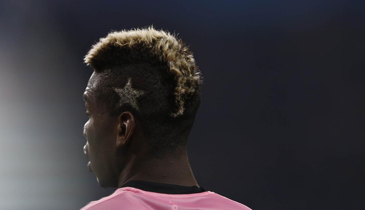 Gelandang Juventus, Paul Pogba bersiap tampil pada laga Liga Champions melawan Gladbach di Stadion Borussia Park, Jerman, Selasa (3/11/2015). (Reuters/Wolfgang Rattay)