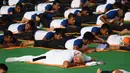 Perdana Menteri India, Narendra Modi berpartisipasi dalam sesi yoga massal pada Hari Yoga Internasional di Dehradun, Kamis (21/6). Modi melakukan gerakan peregangan, membungkuk, dan latihan pernapasan bersama praktisi yoga lainnya. (AFP/PRAKASH SINGH)