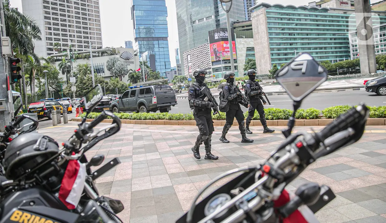 Petugas Brimob dengan senjata lengkap berjaga di kawasan Bundara HI, Jakarta, Kamis (24/12/2020). Pengamanan ini dilakukan guna memberikan pengamanan kepada umat nasrani merayakan malam natal di Jakarta. (Liputan6.com/Faizal Fanani)