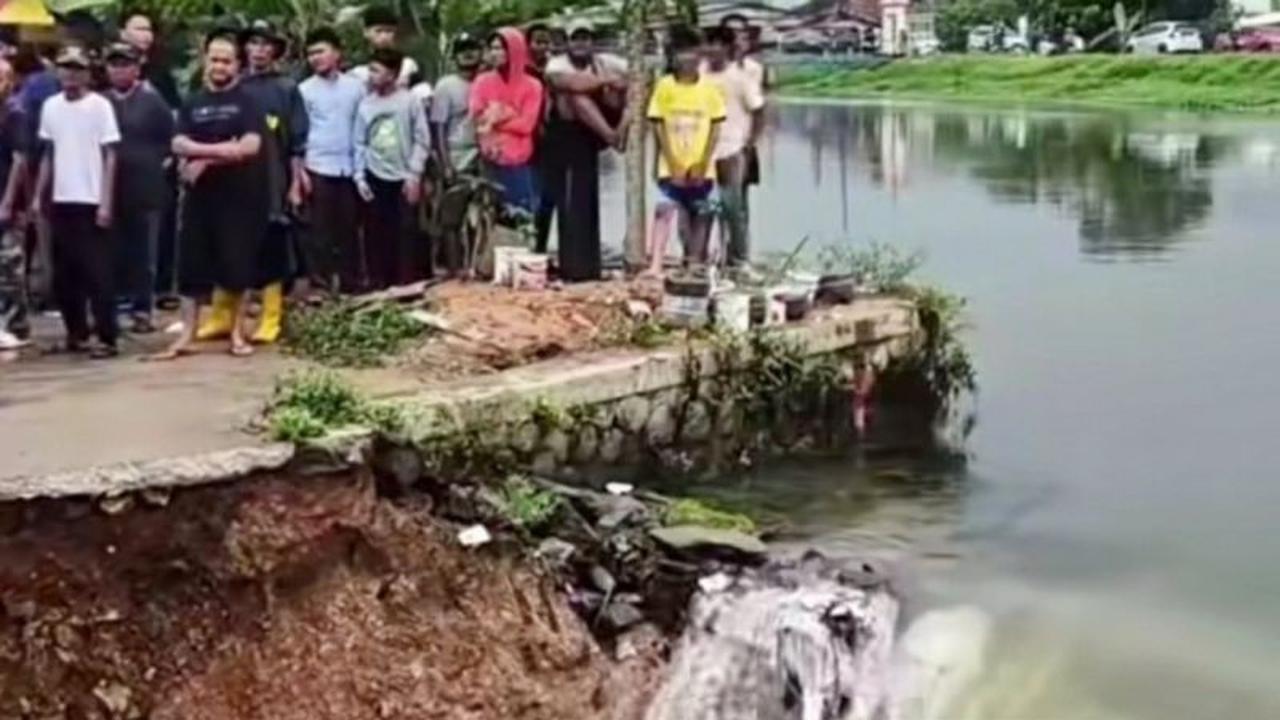 Tanggul Kalimalang Jebol, Banjir Karawang Rendam Ratusan Rumah di Telukjambe Barat