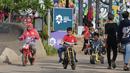 Beberapa anak bermain motor-motoran di area RTH Kalijodo, Rabu (20/6). Banyaknya pilihan permainan buat anak-anak menjadikan RTH Kalijodo memiliki daya tersendiri untuk menghabiskan waktu libur bersama keluarga. (Lipiutan6.com/Helmi Fithriansyah)