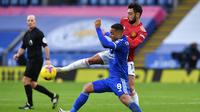 Pemain Leicester City, Wesley Fofana, berebut bola dengan pemain Manchester United, Youri Tielemans, pada laga Liga Inggris di Stadion King Power, Sabtu (26/12/2020). Kedua tim bermain imbang 2-2. (AFP/Pool/Glyn Kirk)