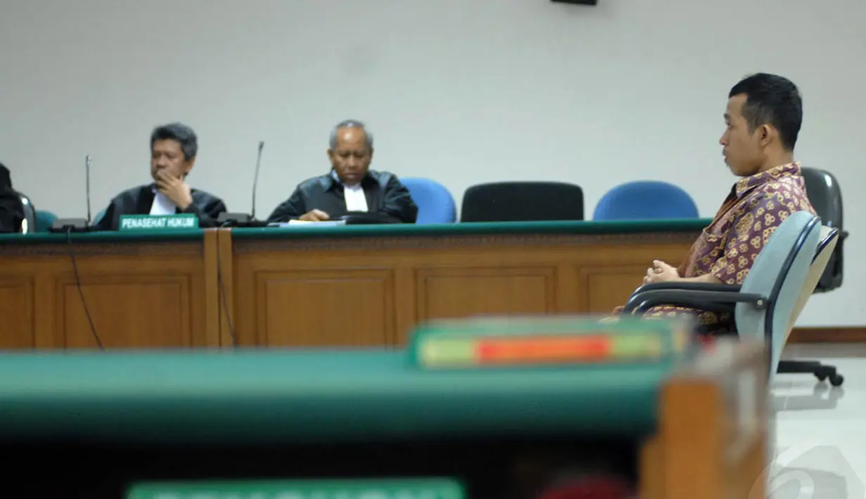 Terdakwa Hendra Saputra menjalani sidang tuntutan dari jaksa di Pengadilan Tindak Pidana Korupsi. (23/7/14) (Liputan6.com/Miftahul Hayat) 