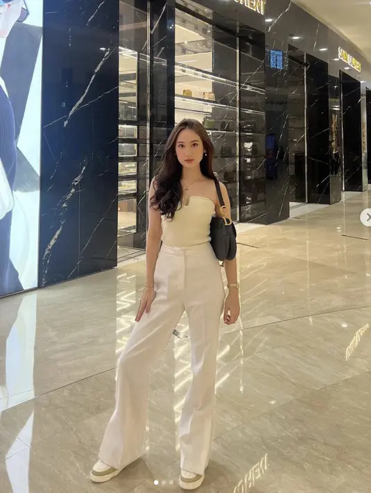 Mengenakan celana baggy dan tube top, Laura tampil begitu chic.  [Foto: Instagram/ Laura Moane]