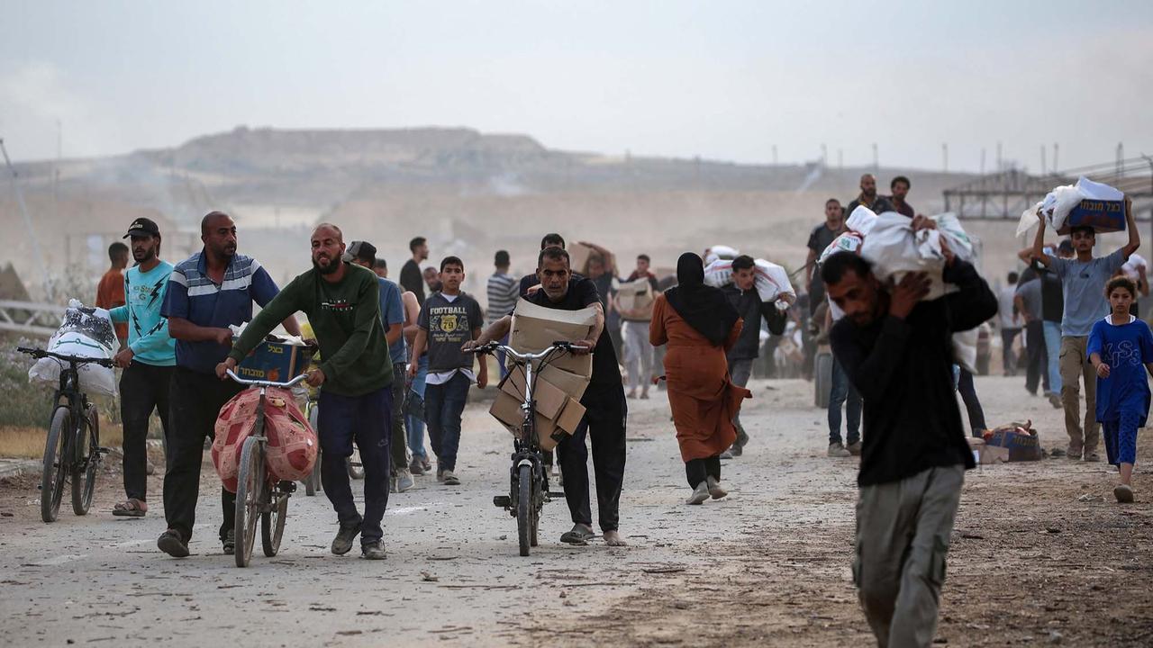 FOTO: Ribuan Warga Gaza Mengambil Paket Bantuan Bahan Makanan