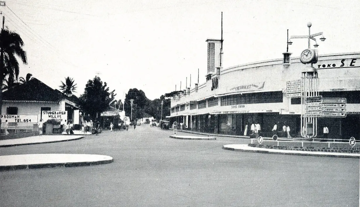 Persimpangan jalan dekat Oro-Oro Dowo. Terlihat ada dealer Chevrolet dan Willys dari spanduk yang dipamerkan.(Source: jelajahmalangku.blogspot.com)