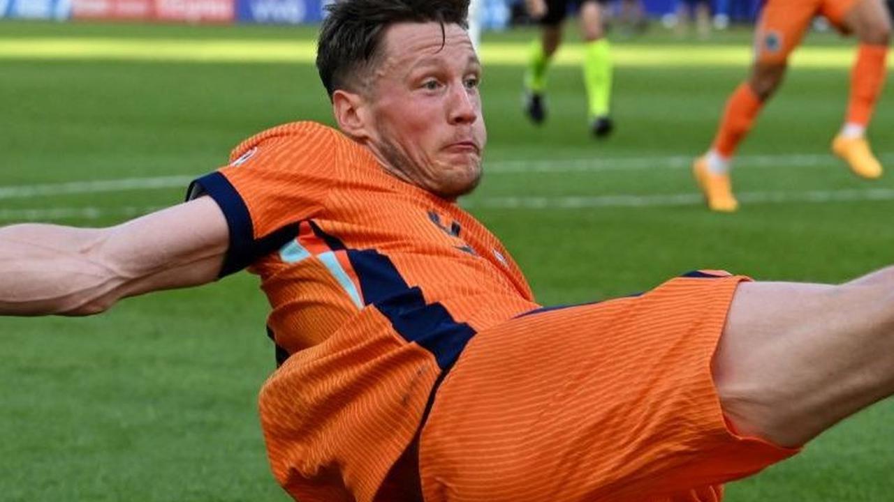 Belanda mencoba bangkit dan hampir mencetak gol melalui aksi Malen, namun tidak berhasil. Foto: Reuters<br>