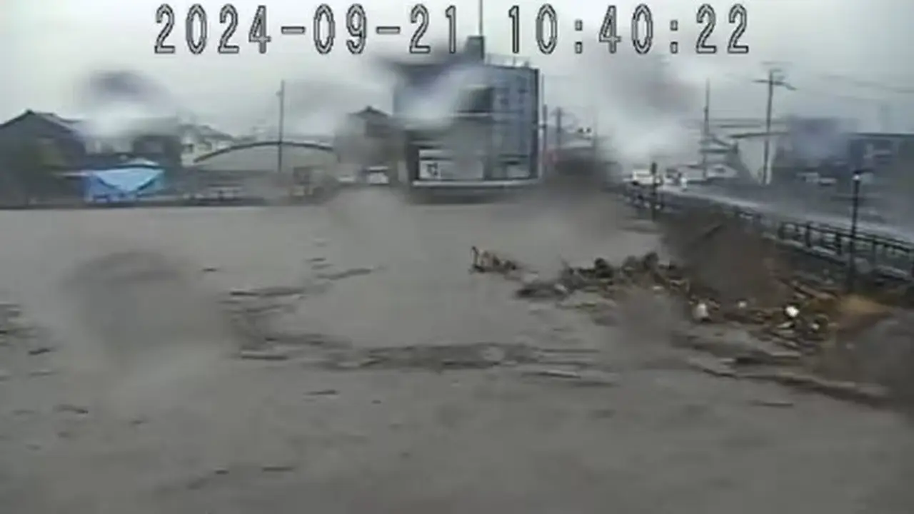 Gambar yang diambil dari kamera CCTV dari Sistem Informasi Sungai Prefektur Ishikawa ini memperlihatkan Sungai Kawarada hampir meluap akibat hujan lebat di Kota Wajima, Prefektur Ishikawa, Jepang.