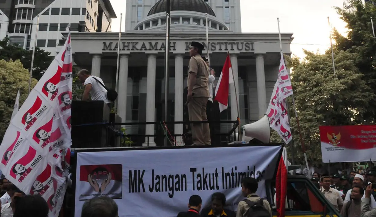 Para pendukung Prabowo-Hatta berdemo di depan gedung Mahkamah Konstitusi (MK), Jakarta, Jumat (25/7/2014) (Liputan6.com/Andrian M Tunay)