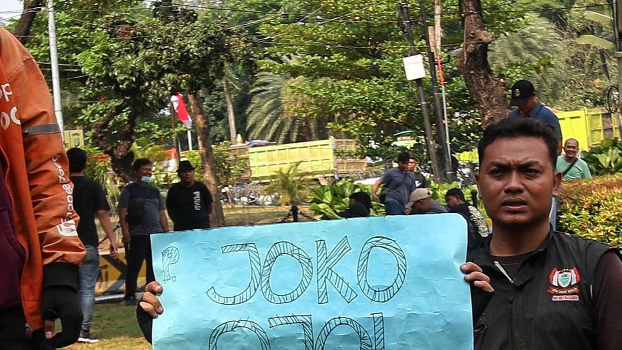 Saat ini akses menuju Istana Merdeka sudah ditutup barikade setinggi satu meter.