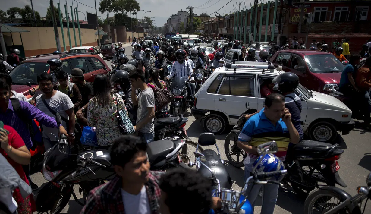 Sejumlah warga panik melarikan diri ke tempat terbuka saat gempa susulan berkekuatan 7,3 SR kembali mengguncang Nepal, Selasa (12/5/2015). (REUTERS/Athit Perawongmetha)